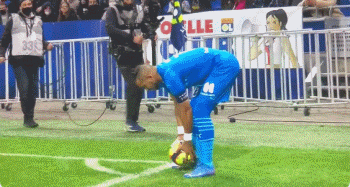 姆巴佩祝贺阿什拉夫获得非洲足球先生：我的兄弟，非洲之王（姆巴佩为阿什拉夫加冕非洲足球先生送上祝福：我的兄弟，非洲之王）