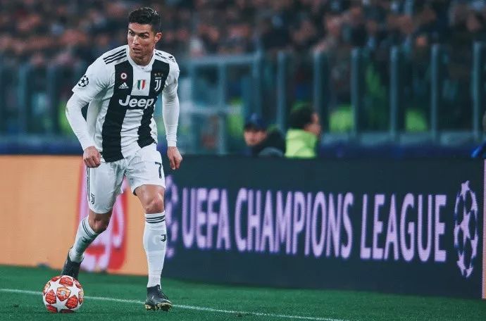 上海申花客场对阵广岛三箭，虽0-2落败，但有望晋级，展现顽强斗志，助力海港复仇。（申花客场0-2负广岛三箭 仍存晋级曙光，顽强斗志助力海港复仇）