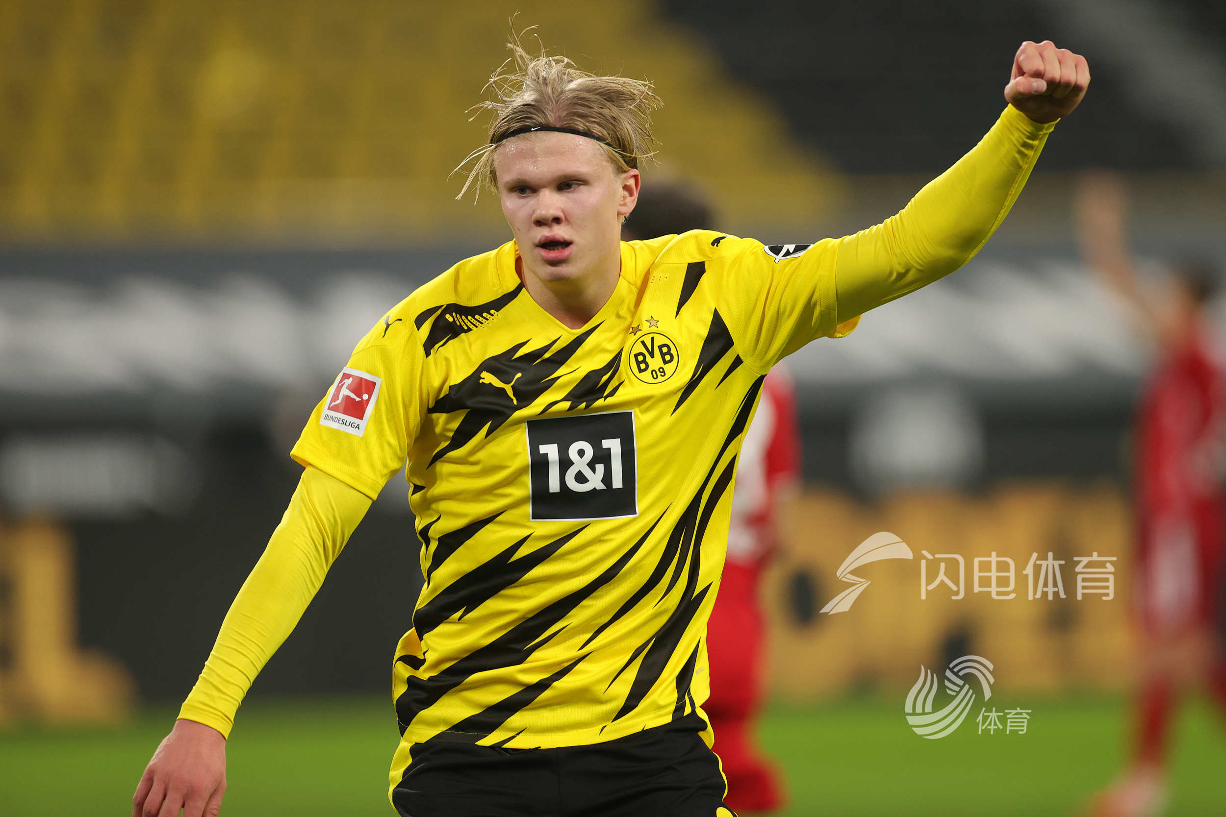 英超-阿斯顿维拉2-1力克曼联，罗杰斯双响库尼亚破门难救主（英超：阿斯顿维拉2-1曼联，罗杰斯梅开二度，库尼亚进球难救主）