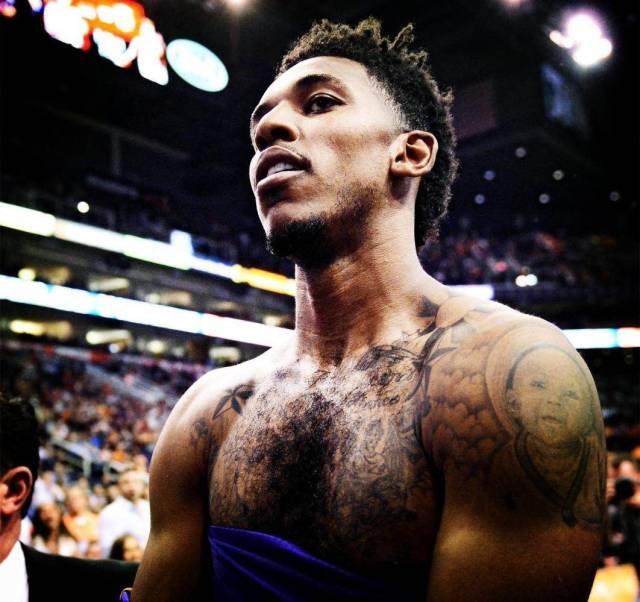 桑德兰悍将诺亚·萨迪基跑动能力惊人。（桑德兰猛将诺亚·萨迪基展现惊人跑动能力）