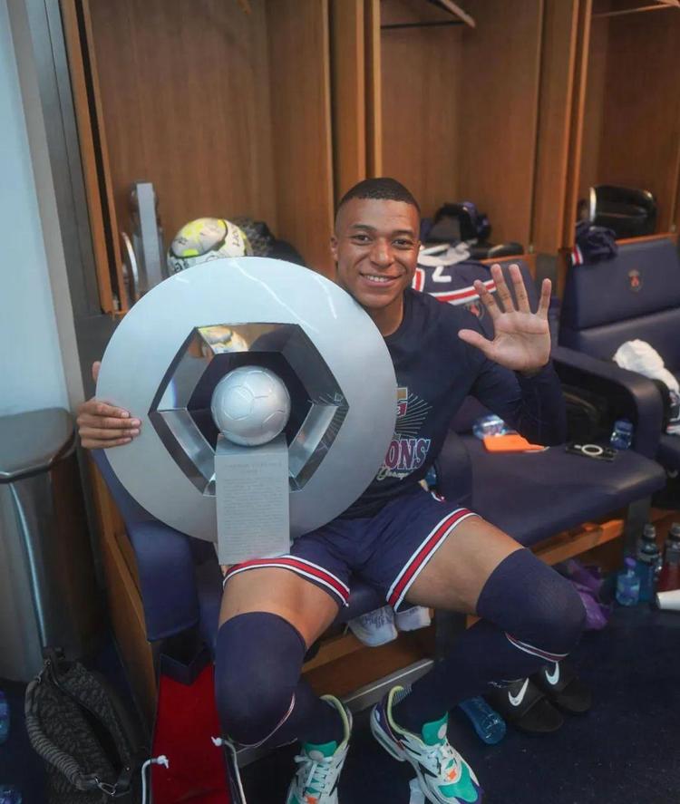 达成尤文生涯200场里程碑，洛卡特利获赠纪念球衣（洛卡特利迎来尤文生涯第200场里程碑，获赠纪念球衣）