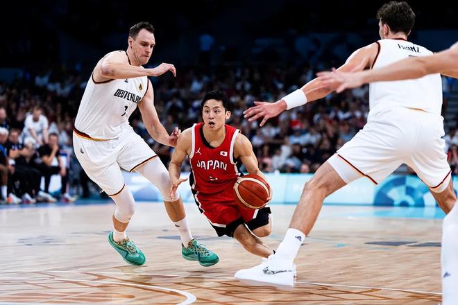 图片报：虽然脚踝疼痛感依然强烈，但基米希想带伤出战阿森纳（图片报：脚踝仍剧痛，基米希仍欲带伤出战阿森纳）